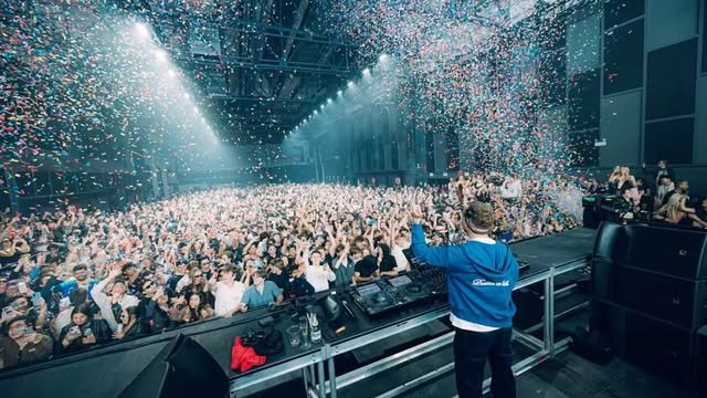 Noizu playing to a packed arena